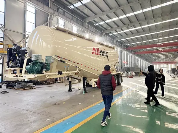 Bienvenue aux clients de Kazakhstani pour visiter l'atelier de semi-remorque de réservoir de ciment en vrac