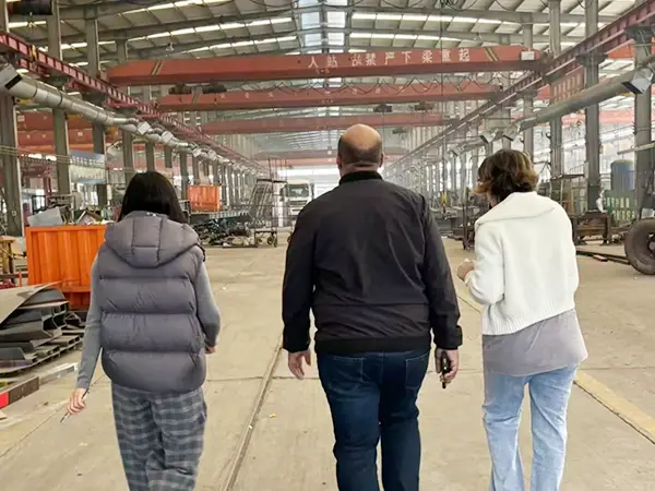 Bienvenue aux clients algériens pour visiter l'atelier de semi-remorque à plate-forme à bas prix