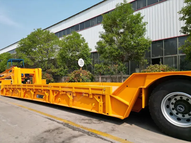 Qu'est-ce qui fait d'un semi-remorque à lit à lèvres à col de cygne le choix idéal pour transporter efficacement l'équipement lourd?