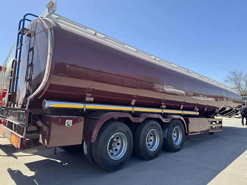 Les clients du Mali ont acheté 15 semi-remorques de réservoir de pétrole pour le transport transfrontalier de pétrole raffiné de notre entreprise.