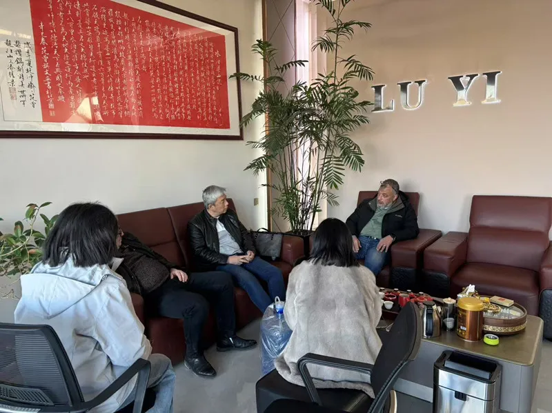 Les clients saoudiens visitent l'usine de Luyiauto et signent une commande pour 25 bandes-annonces à basse-lit à cinq points!
