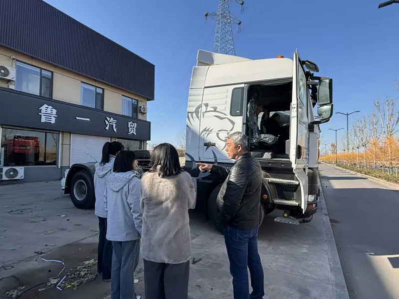 Le client nigérian achète un tracteur et une colonne à plat semi-remorque pour le chantier forestier