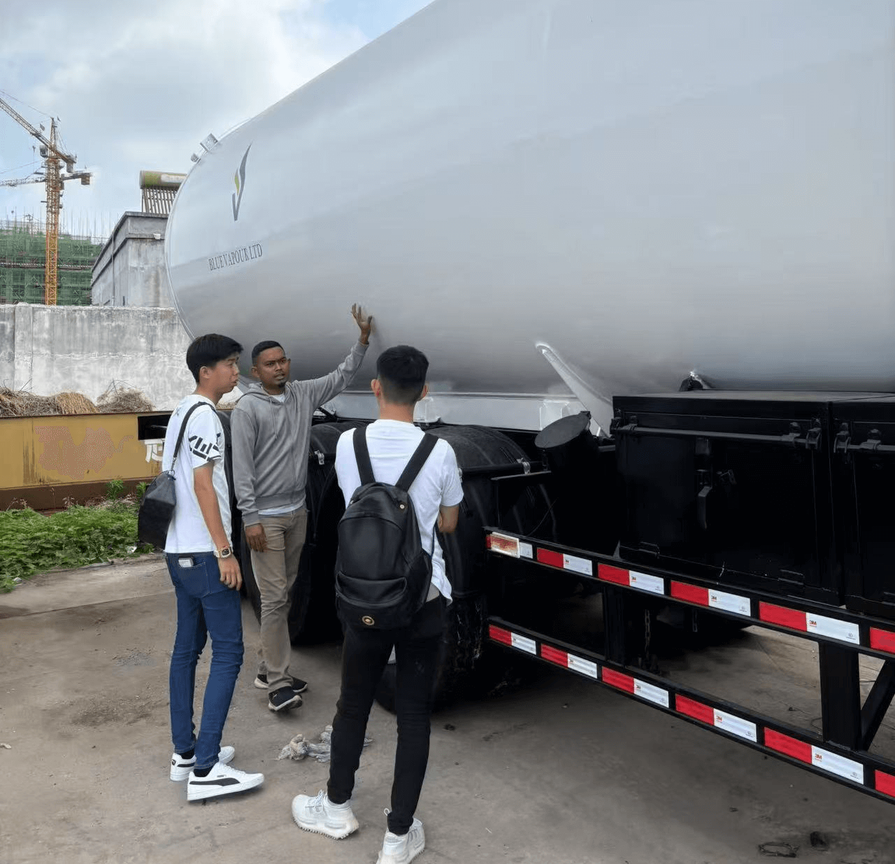 Des clients du Libéria ont visité l'usine de Luyi et ont acheté trois remorques de réservoir d'huile d'essieu.