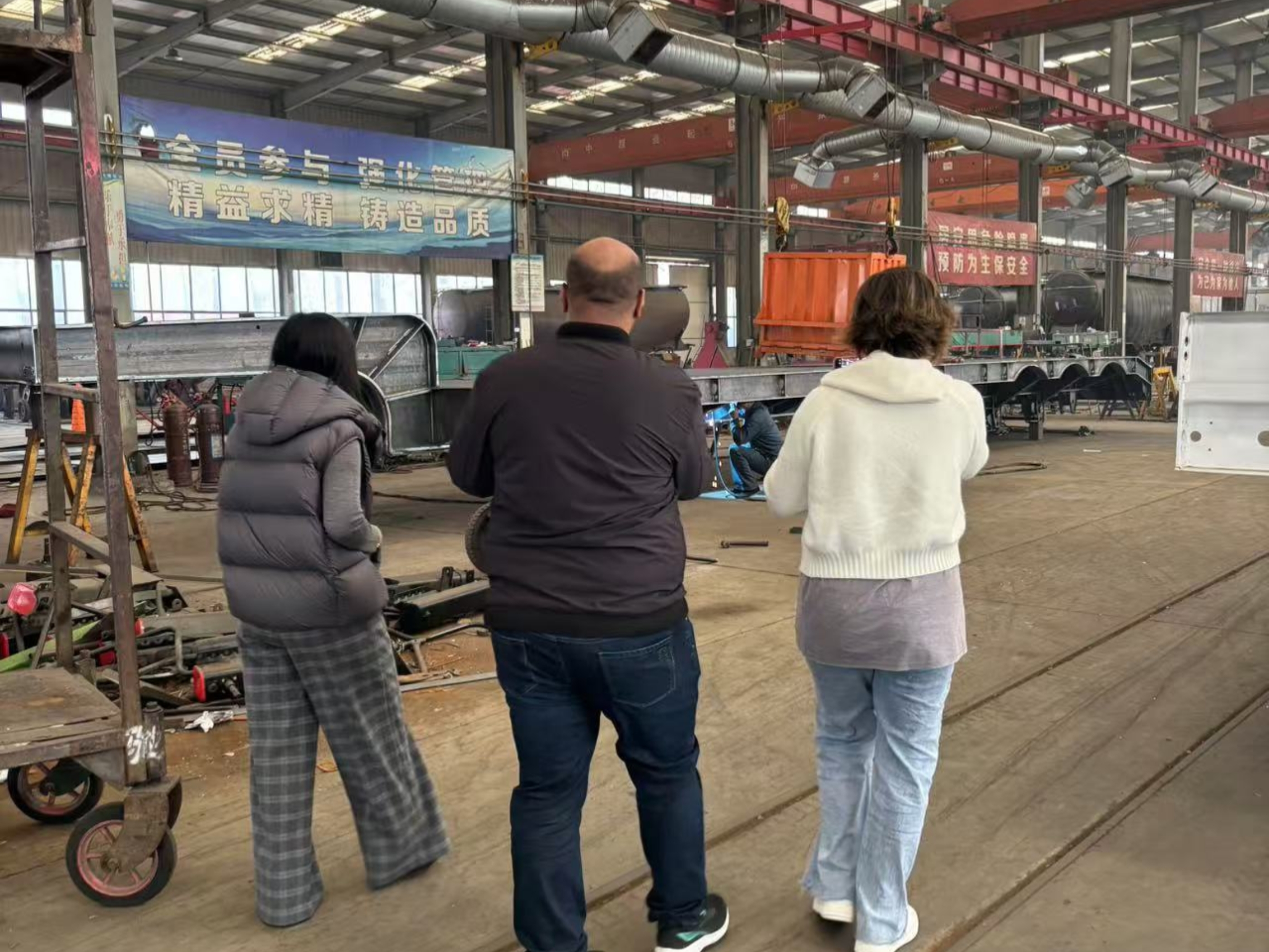 Des clients d'Algérie ont visité l'usine de Luyi et ont acheté une semi-remorque à trois essieux.