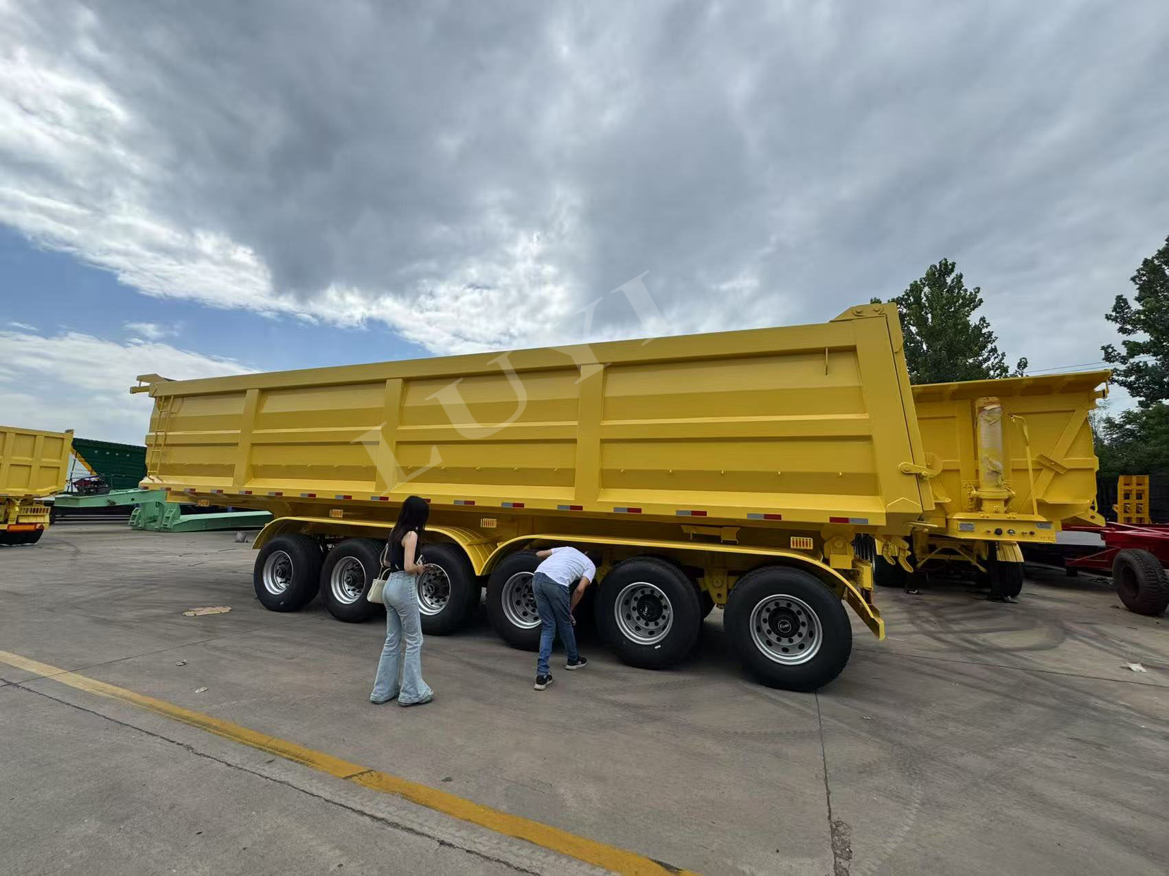 Des clients saoudiens effectuent une inspection sur site de camions-citernes à ciment de 30 mètres cubes et parviennent efficacement à une commande de coopération