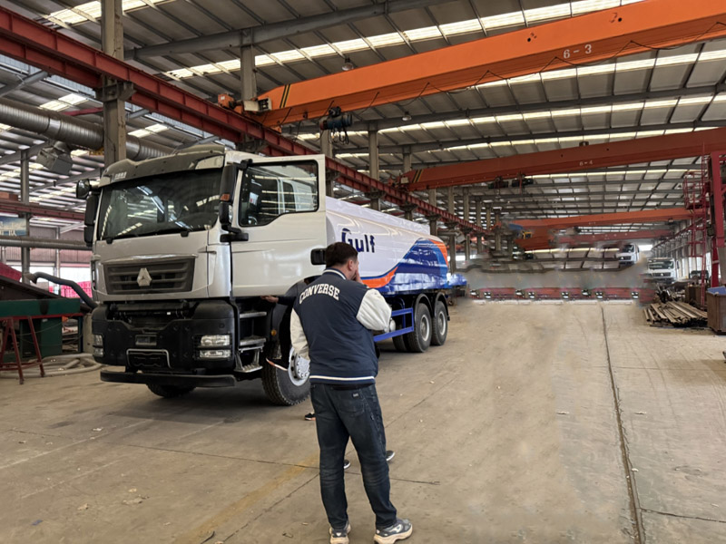 Luyi Factory accueille les clients kirghizes. Après une inspection sur place, l'achat du camion-citerne à mazout est complété avec succès