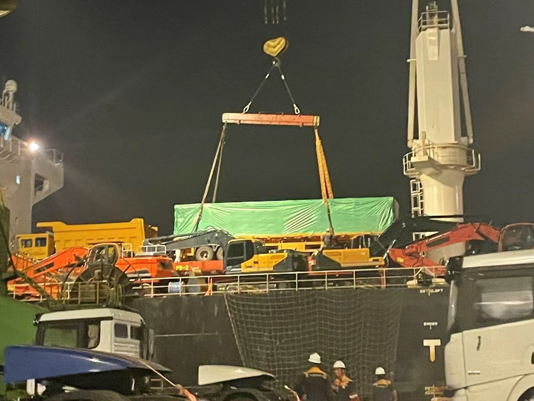 Embarquez pour le Ghana ! Trois semi-remorques plates de LuYi chargées avec succès sur le navire