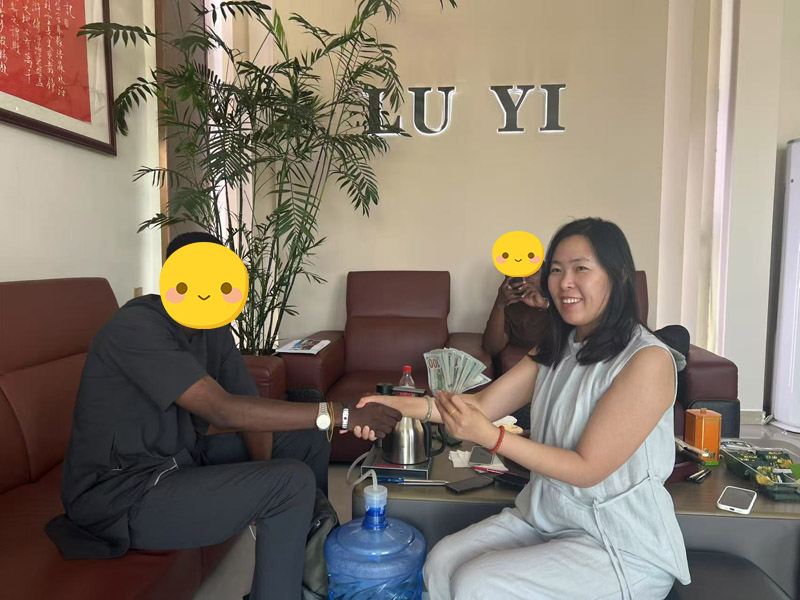 Des clients nigérians ont rendu visite à LuYi et signé un contrat, inaugurant un nouveau chapitre dans la coopération en matière de semi-remorques.