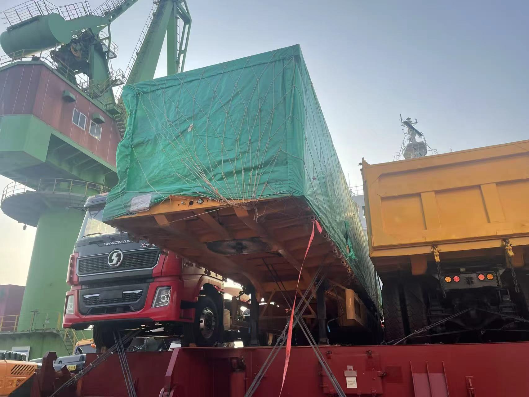 Nouvelle commande de transport transfrontalier ! La semi-remorque plateau Luyi à 3 essieux et 4 pieds met le cap sur le Kazakhstan