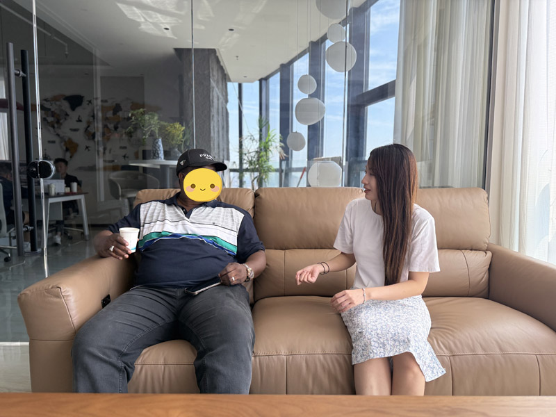 Des clients du Kirghizistan visitent l'usine de Lu Yi et signent avec succès un contrat pour des semi-remorques à plateau à quatre essieux