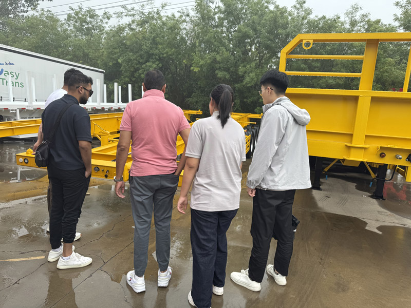 L'usine de Luyi reçoit des commerçants sud-africains et des semi-remorques à plateau attirent des intentions de coopération