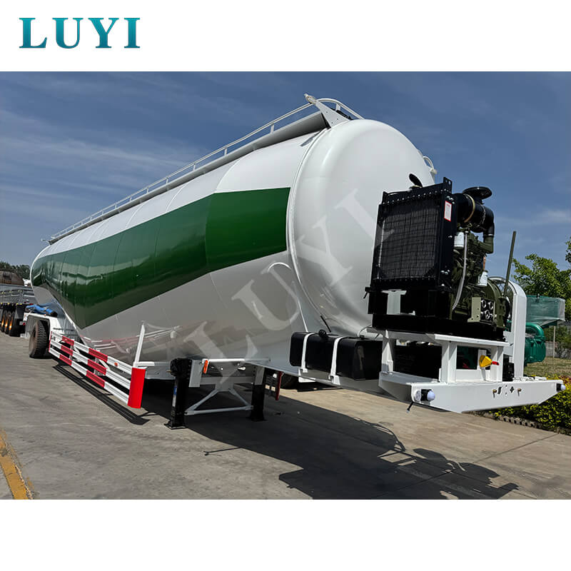 La semi-remorque citerne de poudre Luyi à 3 essieux et 85 mètres cubes part pour la Guinée, facilitant la logistique des infrastructures en Afrique de l'Ouest