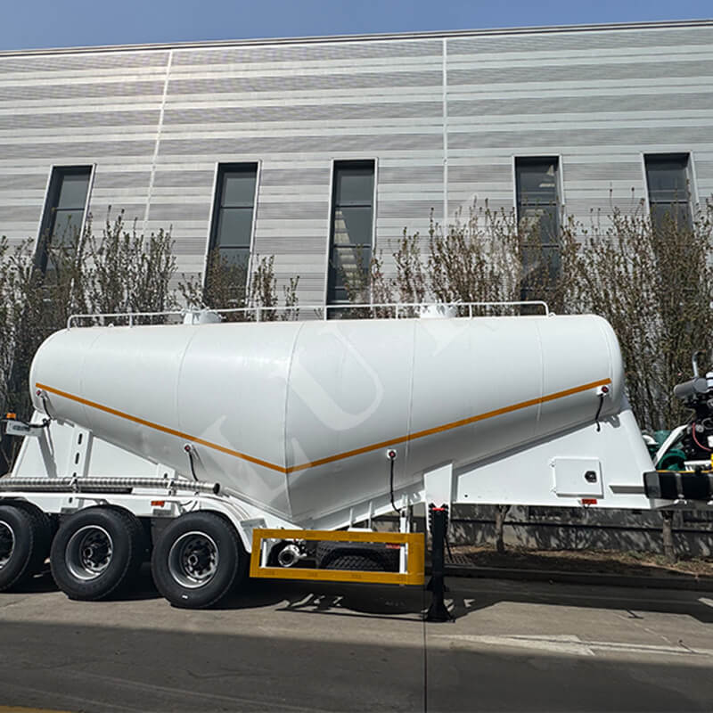 Renforçant la coopération logistique sino-sénégalaise, des semi-remorques-citernes Luyi à 3 essieux expédiées au Sénégal