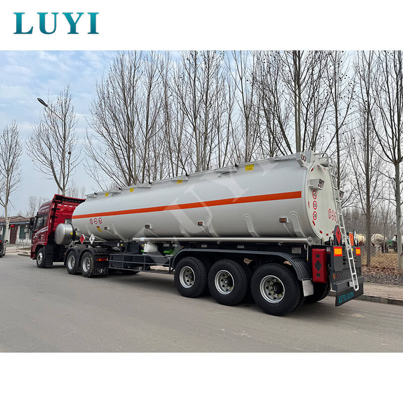 Semi-remorque citerne de pétrole Luyi à 3 essieux de 3 000 litres expédiée au Sénégal, aidant le transport d'énergie local