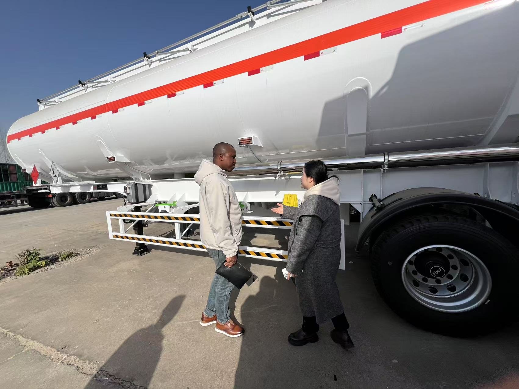 Des clients guinéens visitent la base de fabrication de LUYI et sont témoins de la production de semi-remorques de 40 tonnes