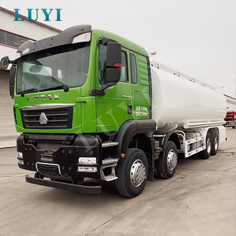 Guide d'achat de camions-citernes de carburant Sinotruk SITRAK 8 × 4 30000L pour les projets de ravitaillement en diesel, en essence et mobiles