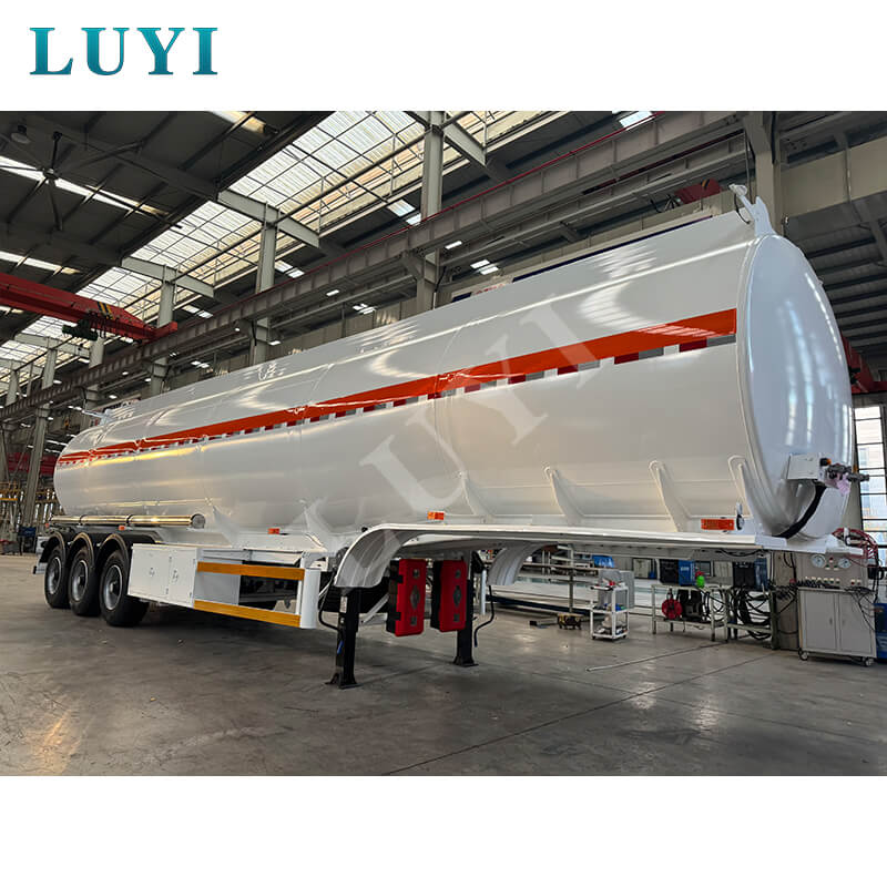 Semi-remorque à réservoir d'huile en acier au carbone à 3 essieux, 60 tonnes, 45 000 litres Semi-remorque à réservoir d'huile en acier au carbone à 3 essieux, 60 tonnes, 45 000 litres