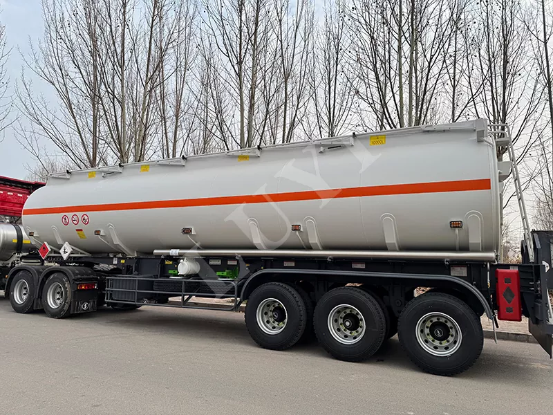 3 camions-citernes français à 3 essieux