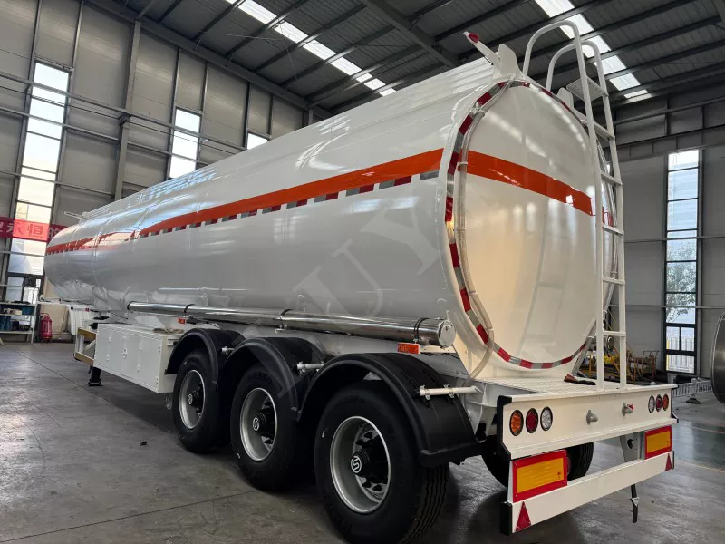 Semi-remorque de pétrolier 45000L