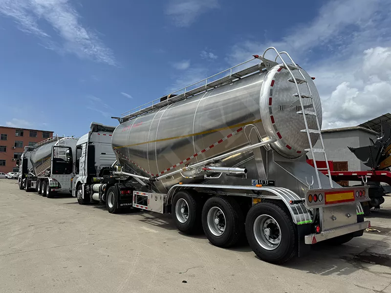 Semi-remorque de transport de ciment