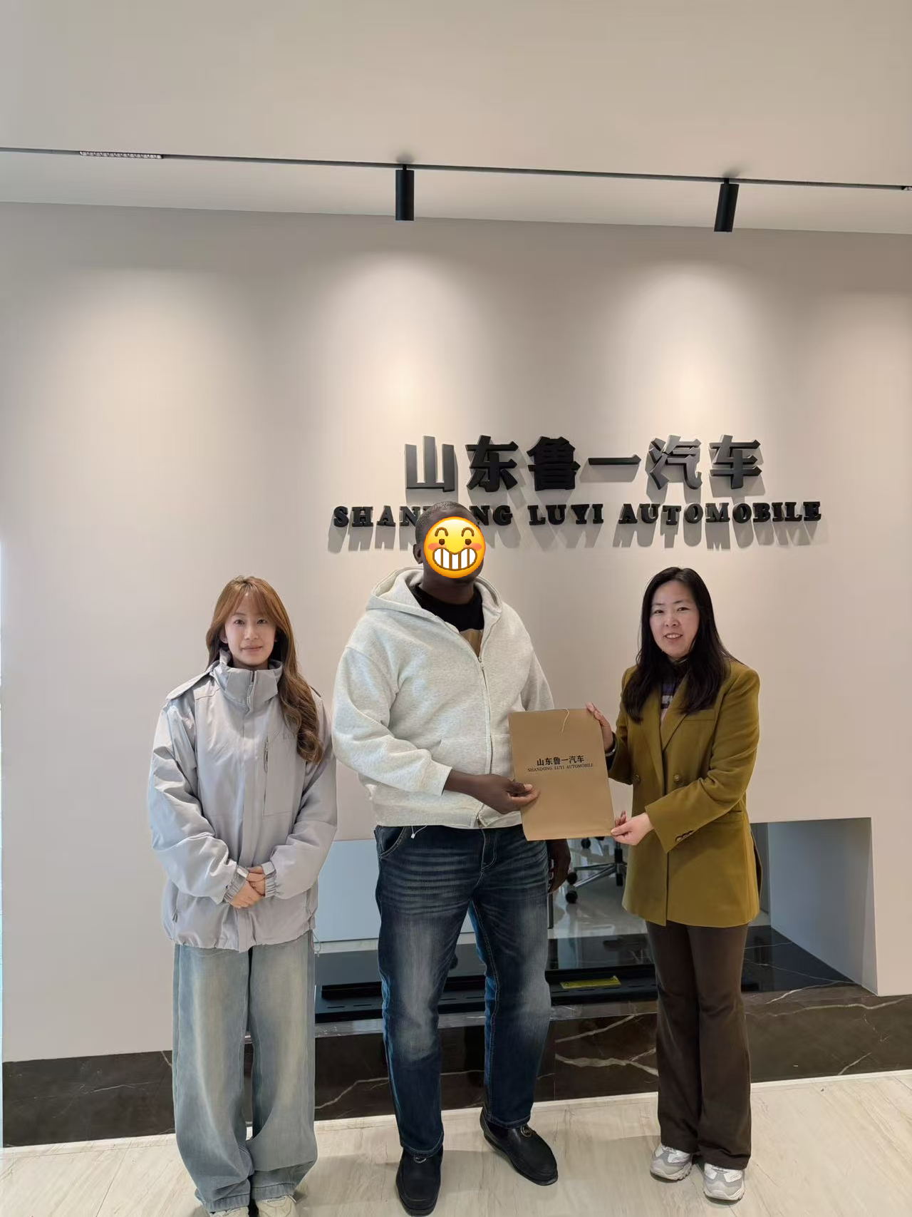 De la visite d'usine à la confirmation de commande : comment Luyi Auto a gagné la confiance d'un client ivoirien pour 4 camions-bennes lourds