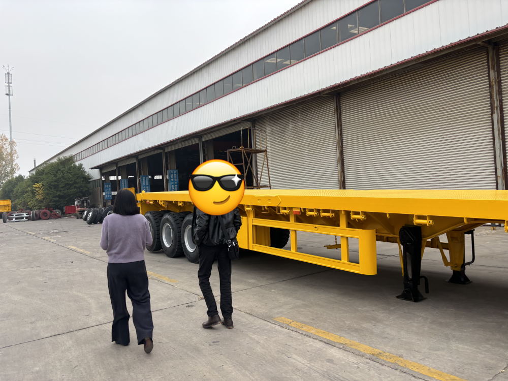Comment LUYI AUTO a aidé une entreprise de logistique algérienne à améliorer l'efficacité du transport d'équipements lourds avec 8 remorques surbaissées à trois essieux personnalisées
