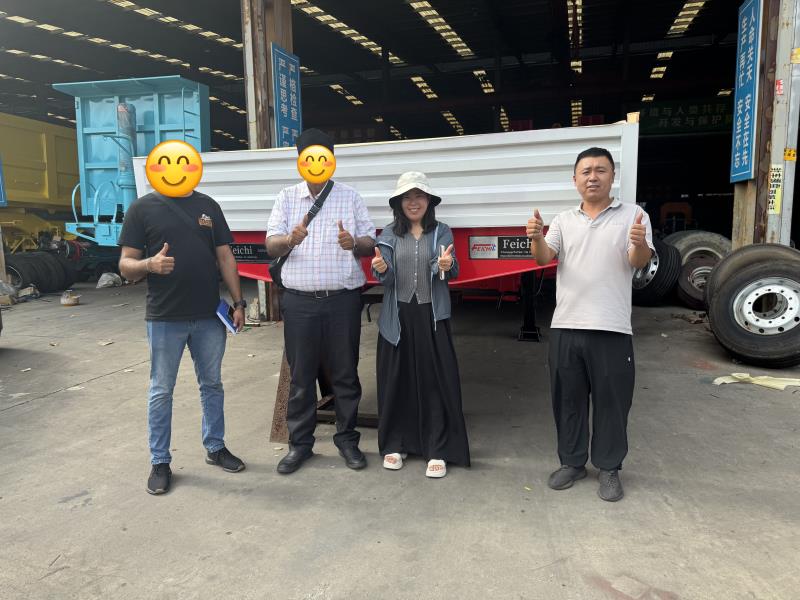 Un client de logistique du Kazakhstan visite Luyi Auto et commande 3 semi-remorques à flancs latéraux à 2 essieux personnalisées