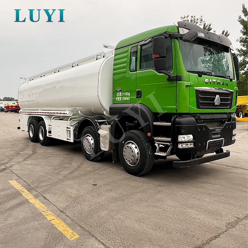Camion-citerne aspirateur de carburant d'acier au carbone de Sinotruk SITRAK 8×4 30000L
