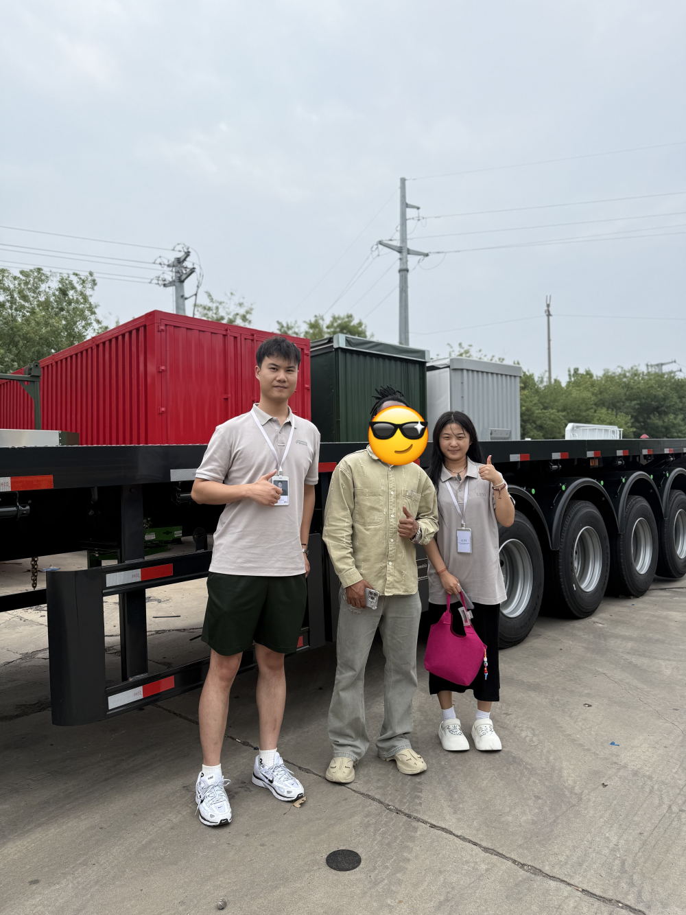 Un client de logistique du Swaziland visite Luyi Auto et commande 3 remorques à plateau noires personnalisées pour le transport de marchandises sur routes difficiles